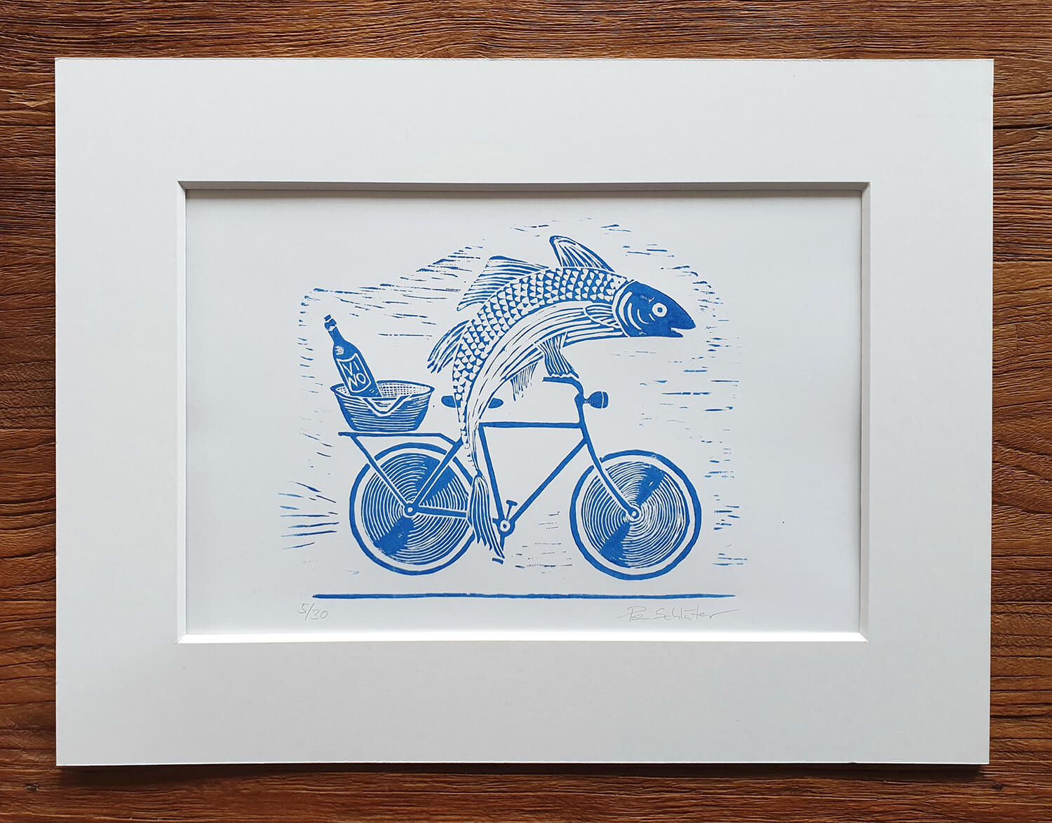 Fertiger Linoldruck/Kunstdruck: Fisch mit Fahrrad und Wein