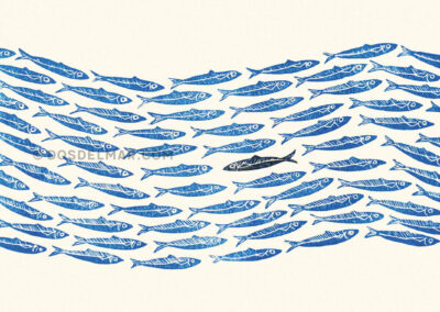 Maritime Postkarte von Linoldruck, Schwarzer Fisch schwimmt gegen den Strom von blauen Fischen