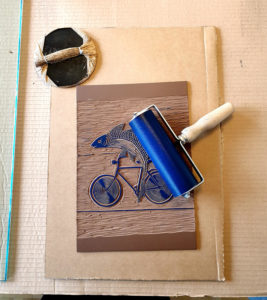 Druckprozess, Farbwalze, Linolplatte: Fisch mit Fahrrad und Wein für Linoldruck/Kunstdruck