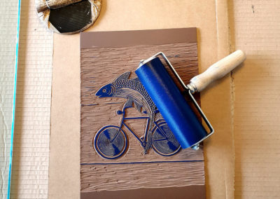 Druckprozess, Farbwalze, Linolplatte: Fisch mit Fahrrad und Wein für Linoldruck/Kunstdruck