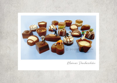 Postkarte Kleine Freiheit, Miniaturwelten, Miniaturfotografie. Miniaturfiguren arbeiten an Schokoladenpralinen – kleine Dankeschön